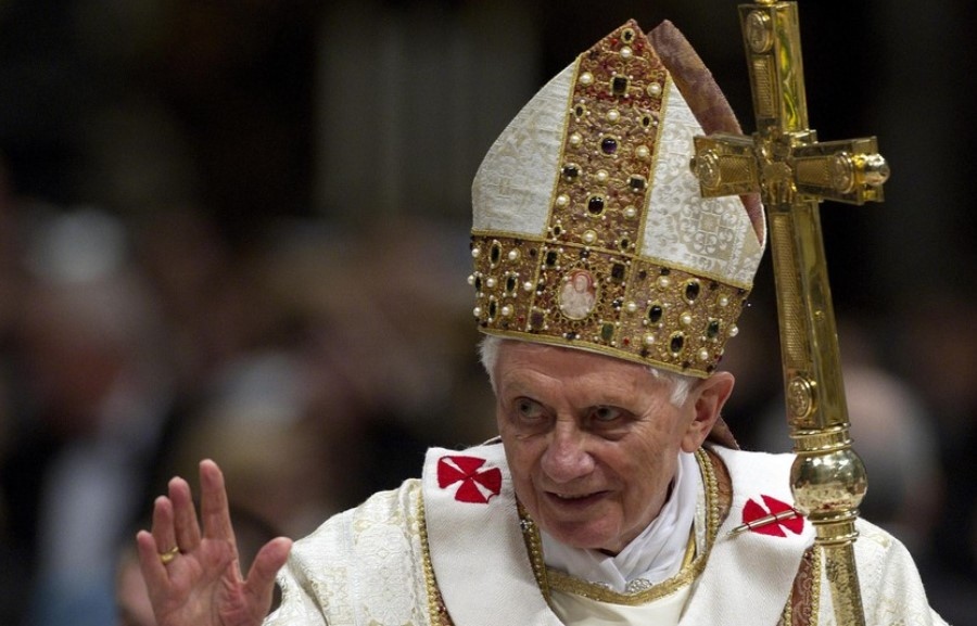 П призова вярващите да се молят за здравето на неговия предшественик